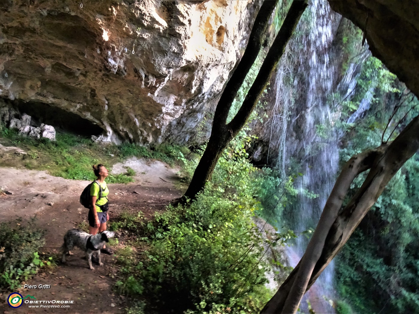 05 Sul piano della 'Grotta dei ladri' con la cascata scrosciante dall'alto.JPG